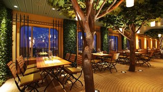 Gemütliche Atmosphäre im Biergarten des Brauhaus auf AIDAmar