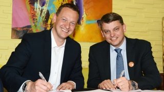 Shell wird neuer Partner von AIDA Felix Eichhorn und Vertreter von Shell unterzeichnen Vertrag in Rotterdam