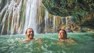 Mann und Frau baden am Wasserfall Mann und Frau baden am Wasserfall