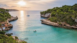 Ein Segelboot liegt in einer Bucht auf Mallorca
