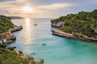 Bucht Cala Llombards auf Mallorca Ein Segelboot liegt in einer Bucht auf Mallorca