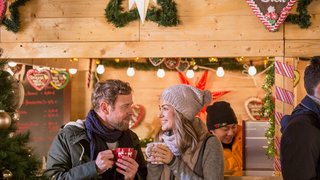Pärchen beim Glühwein trinken Pärchen beim Glühwein trinken