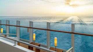 Meerblick mit Sonnenuntergang in der Lanai Bar Blick von der Lanai Bar auf das Meer und die untergehende Sonne am Horizont
