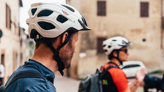 Mann und Frau mit Fahrradhelm