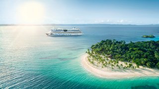 AIDAdiva vor einer karibischen Insel