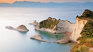 Küstenstreifen der Insel Korfu ragt ins Meer 