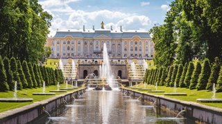 Schloss Peterhof Blick über den Teich auf das Schloss Peterhof