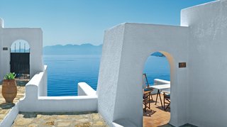 Weißes Gebäude auf der Insel Kreta mit Blick aufs Meer