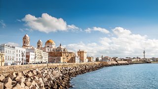 Küste von Cadiz in Spanien Blick entlang der steinigen Bucht von Cadiz