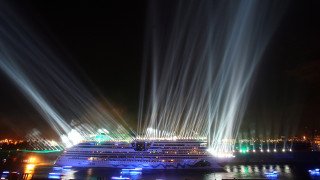 Taufe von AIDAdiva AIDAdiva ligt im HAfen und erleuchtet den dunklen Nachthimmel mit einer Lasershow