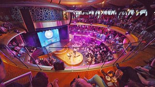 Blick aus dem Publikum auf die Bühne des Theatriums während der Wer wird Millionär Show