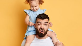 In Ungarn und Brasilien werden dem Geburtstagskind die Ohrläppchen "langgezogen".