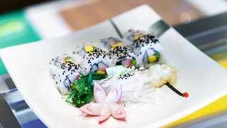 Sushi auf einem Teller angerichtet