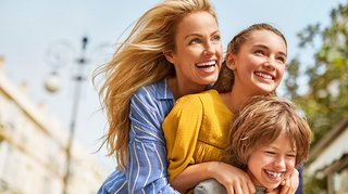 Familie auf einem Landausflug Eine Familie hat Spaß auf einem Landausflug