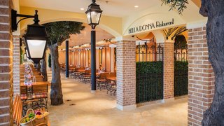 Sitzbereiche im italienischen Bella Donna Restaurant an Bord von AIDAprima