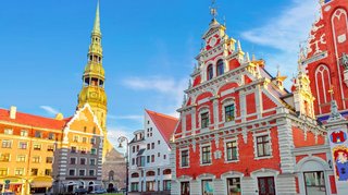 Peterskirche und Rathaus strahlen im Sonnenlicht in Riga