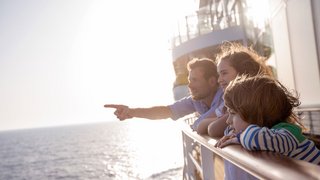 Vater mit Kindern an Bord von AIDA