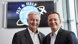 Stiftung FLY & HELP Felix Eichhorn und Reiner Meutsch stehen in der AIDA Hauptzentrale in Rostock