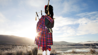 Mann mit Dudelsack in Schottland Gruppenreisen nach Schottland