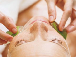 Anwendungen mit Bio-Natur-Komsetik von PHARMOS NATUR Anwendungen mit Bio-Natur-Komsetik von PHARMOS NATUR