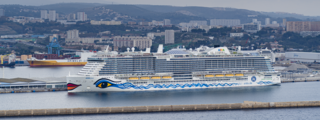 AIDAnova im Hafen von Marseille