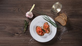 Typisch italienisches Bruchetta und Weißwein im Bella Donna Restaurant
