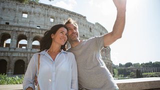 Paar fotografiert sich vor dem Kolosseum Ein Pärchen fotografiert sich vor dem Kolosseum in Rom