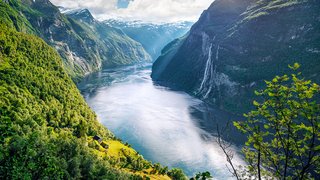 Blick auf den Geiranger Fjord bei Hellesylt und den Sieben Schwestern Wasserfall
