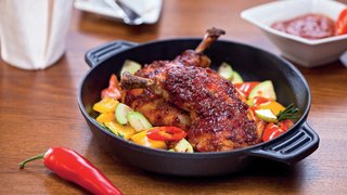 Jerk Chicken auf einem Teller serviert Jerk Chicken auf einem Teller serviert