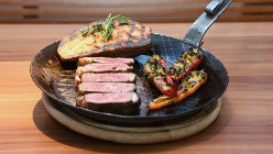Fleisch und Gemüse angerichtet auf einer Pfanne
