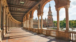 Maria Luisa Park in Sevilla Blick entlang einer Arkade im Maria Luisa Park in Sevilla