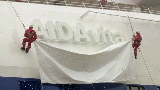 Taufe AIDAvita Der Schriftzug von AIDAvita wird enthüllt