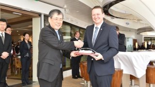 Feierliche Übergabezeremonie Felix Eichhorn und ein Vertreter der Mitsubishi Industries an Bord von AIDA