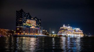 AIDAmar dreht Ehrenrunde vor der Elphi